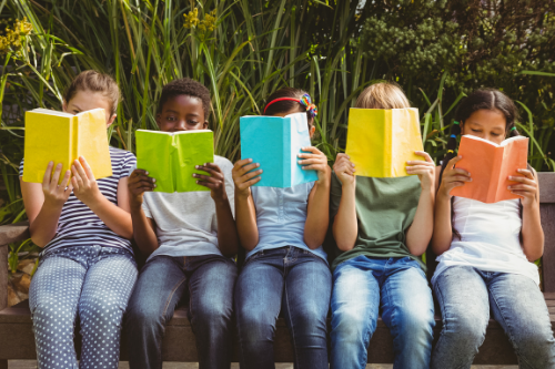 5 kids in a line reading